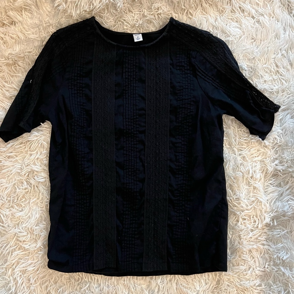 Old navy black shirt with details pattern, size medium